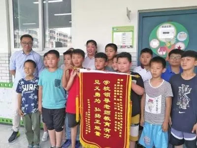 
反监听检测21个小学生齐刷刷：阿姨别给，我们作证！