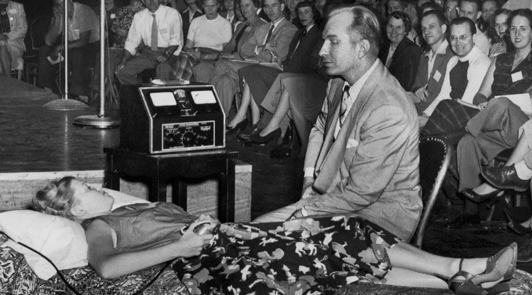 
防偷拍妮可·基德曼被阿汤哥的同性情人监听X生活3年，怀孕3月被逼流产...