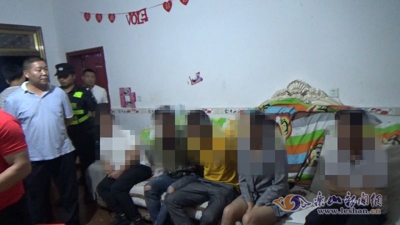 
反监听器乡村民房暗藏赌博窝点 乐山民警连夜“一锅端”