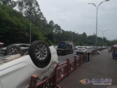 
反监听反定位乐山绿心路三车相撞 一车四轮朝天车主受伤